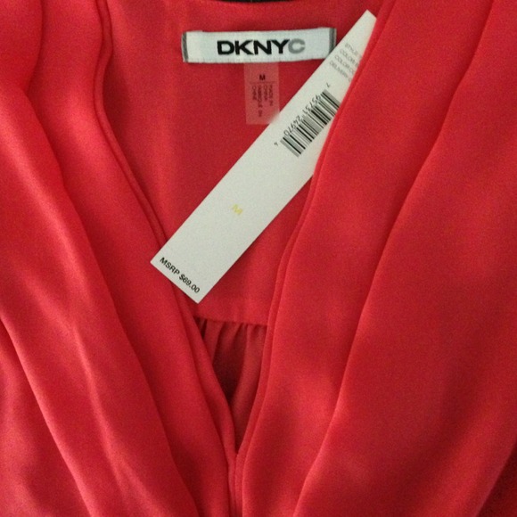 💥Sold in BOGO 1/2 off!🌺NWT, l DKNY Coral Top - Picture 3 of 3