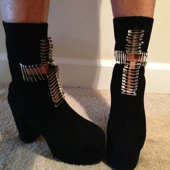 Black suede platform boot - Picture 2 of 2