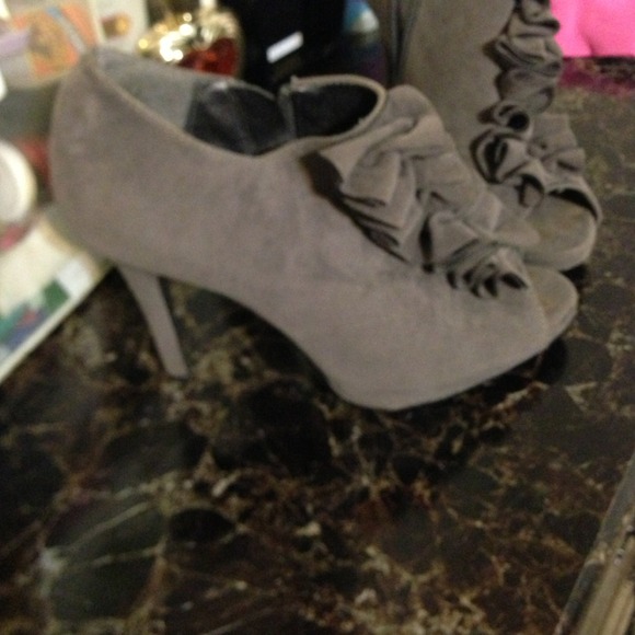 Shoes - Picture 1 of 2