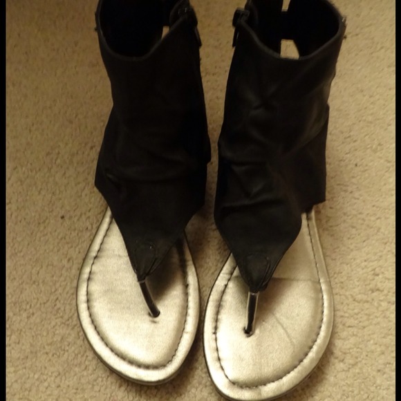 Black poppy sandals 👠