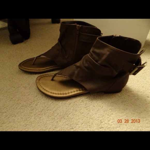 Black poppy Gladiator sandals!