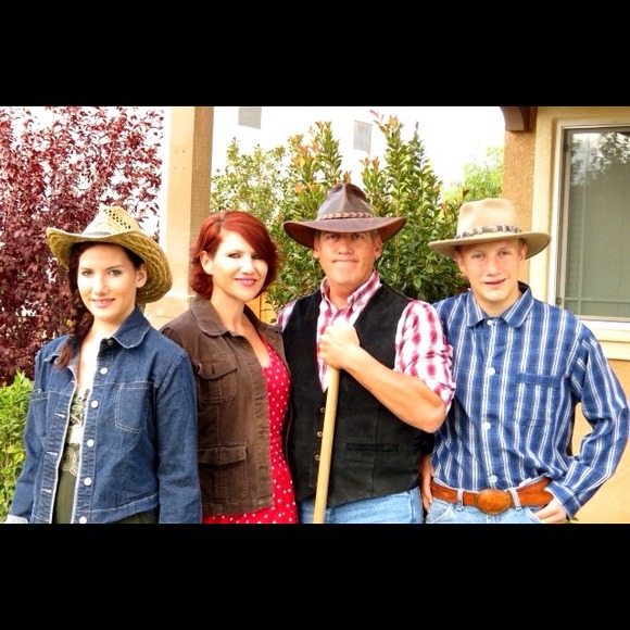 Meet the seller and Fam! - Picture 1 of 4