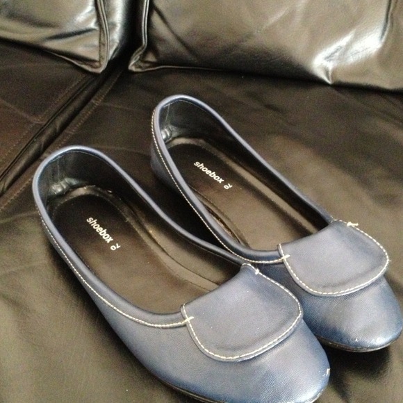 Navy blue flat shoes