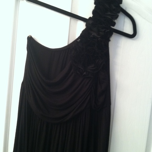 🚫SOLD IN BUNDLE🚫LBD one shoulder