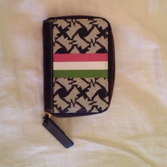 Juicy Couture - Picture 2 of 4