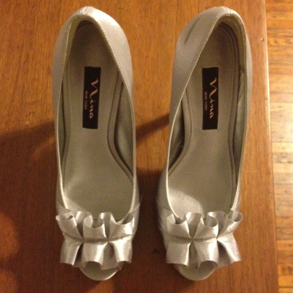 Nina Evelixa royal silver satin peep-toe pump