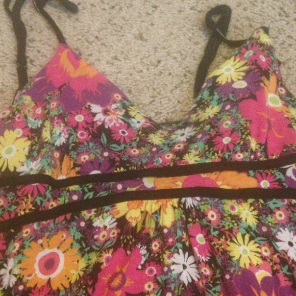 Fun spring dress - Picture 3 of 3