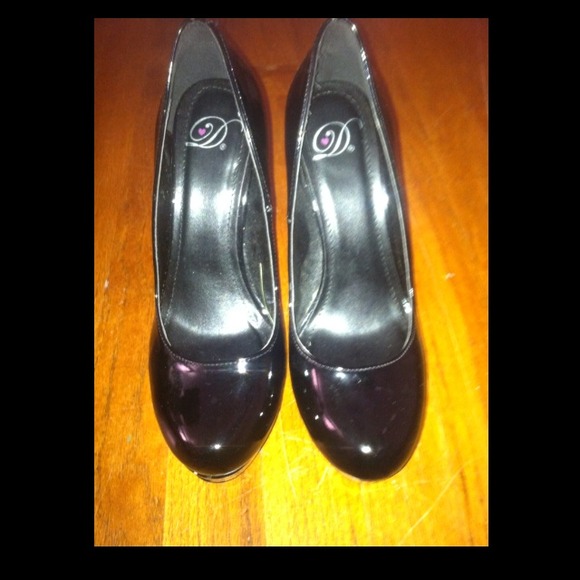 BRAND NEW!! Black pumps