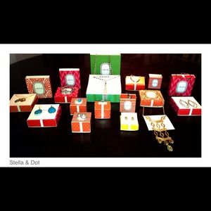 A whole collection of jewelry!!