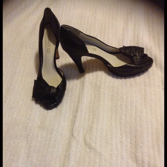 Bow front Aldo heels