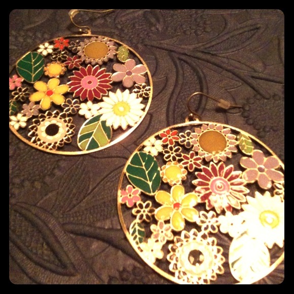 Circular flower pattern earrings