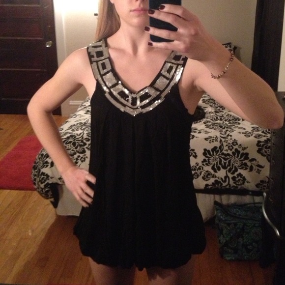 Tops - 🚫SOLD🚫Black and Silver Geometric Sequin Top