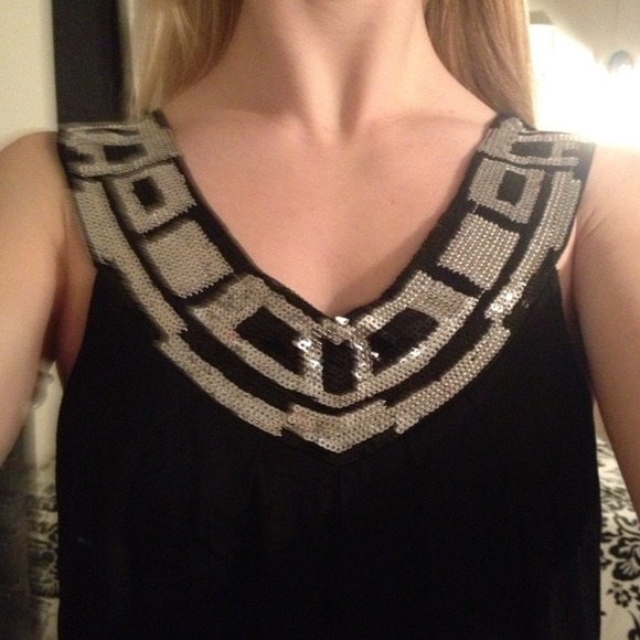 🚫SOLD🚫Black and Silver Geometric Sequin Top - Picture 2 of 2