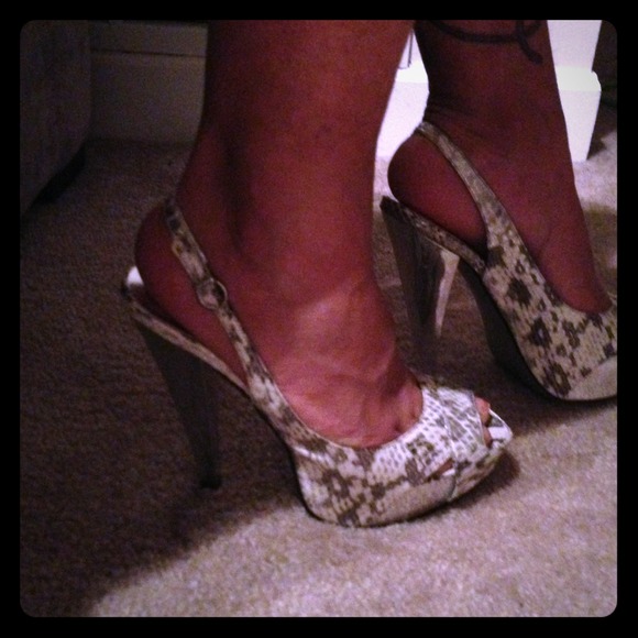 Slingback peep toe pump.