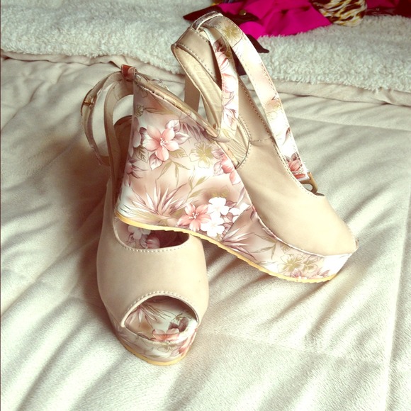 💢Sold by bundle💢Floral wedge