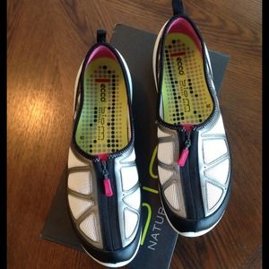 *Not Available*ECCO Women's Biom Lite 1.3 ZipCross