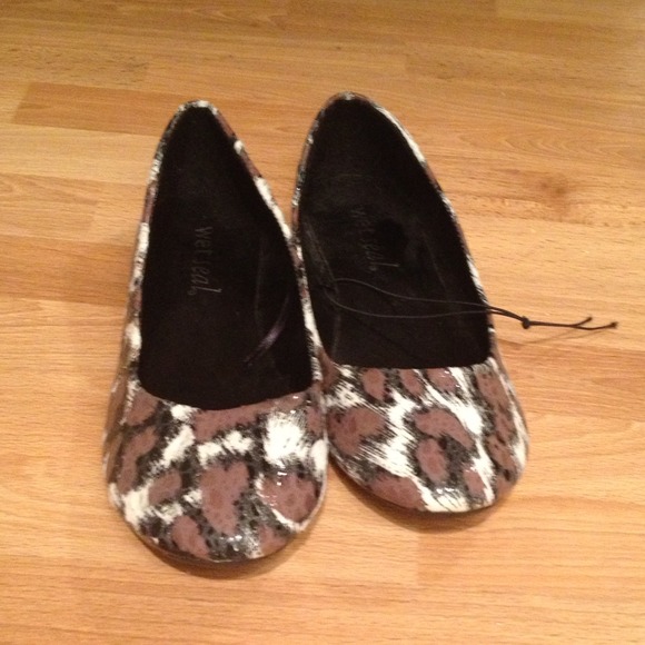 Shoes - Adorable cheetah textured flats