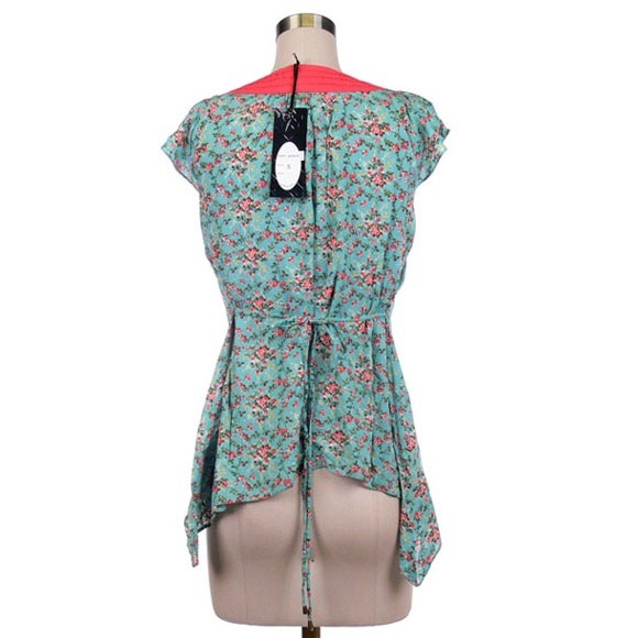 Floral printed top. - Picture 3 of 4