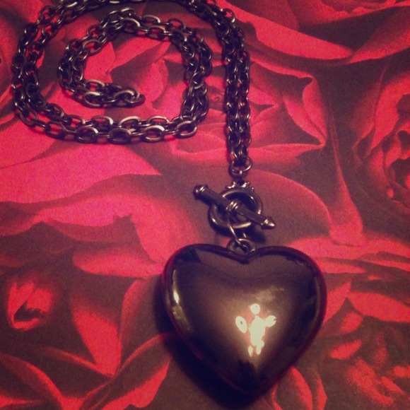*REDUCED* Metallic Heart necklace