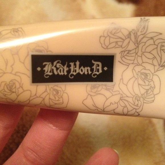 Kat Von D tattoo conclearer - Picture 2 of 3