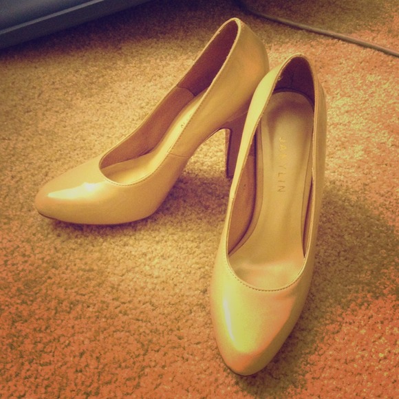 Size 5.5 Nude Pumps