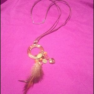 🚫SOLD🚫⬇Feather necklace and earrings