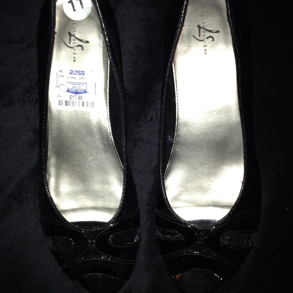 Open toe low heel.