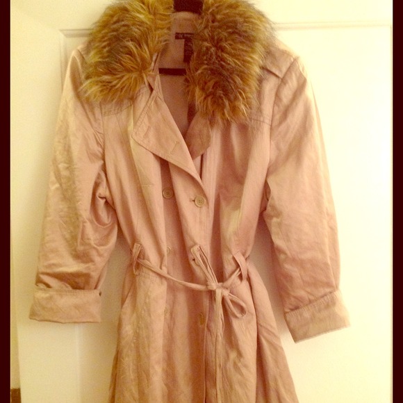 * SOLD *Tan Glamour Coat With Fur Collar