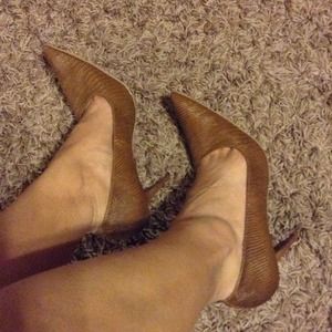 Brown pumps with unique design