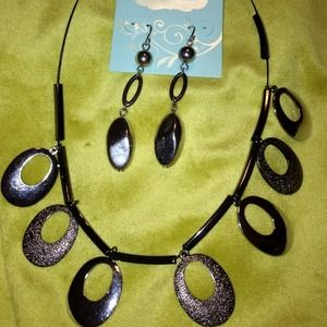✨SOLD✨Necklace & Earring Set !