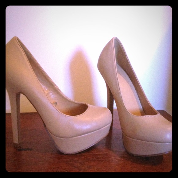 Nude heels NWT