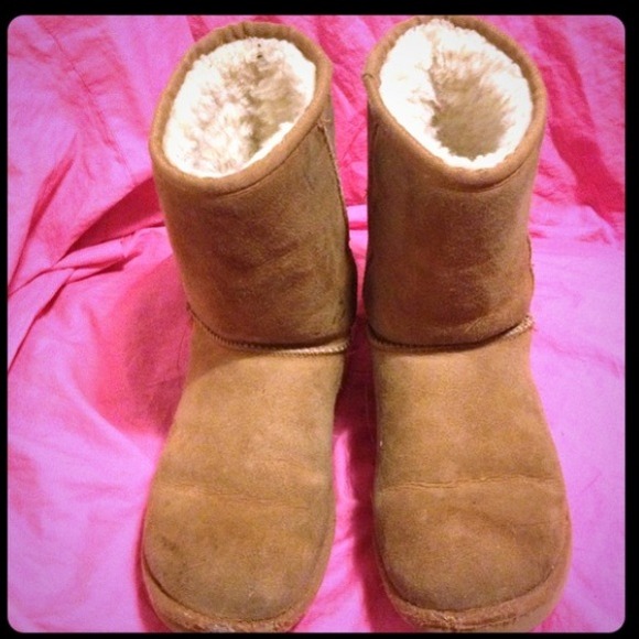 Chestnut size 6 women's uggs