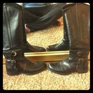 Super cute black boots!