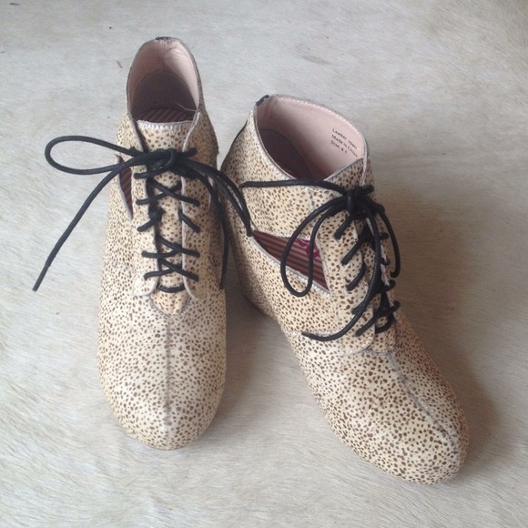 ❤HP❤ Leather Wedge Booties - Picture 2 of 4