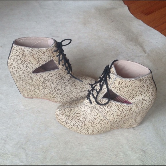 ❤HP❤ Leather Wedge Booties - Picture 3 of 4