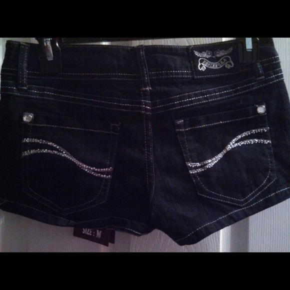 Short shorts - Picture 2 of 3