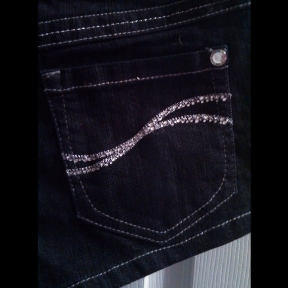 Short shorts - Picture 3 of 3