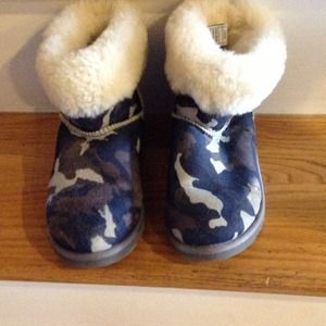 Genuine UGG boots size 4kids 6.5-7 womens