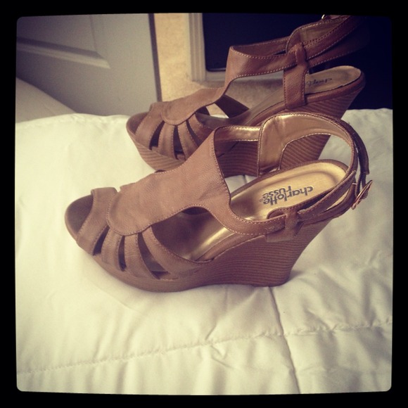 🔴Sold in bundle 🔴Cute brown  wedge !!🎀