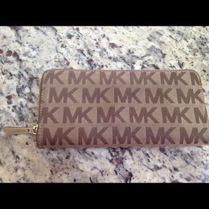 **🚫SOLD🚫** Michael Kors zip wallet
