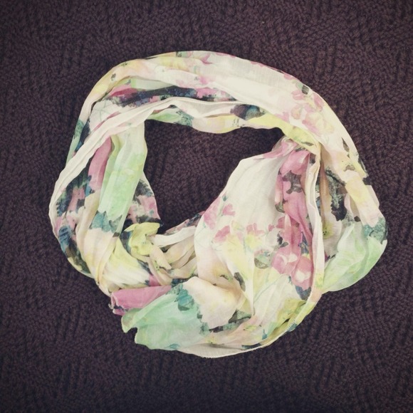 🚨 SOLD H&M Flower Pattern Scarf