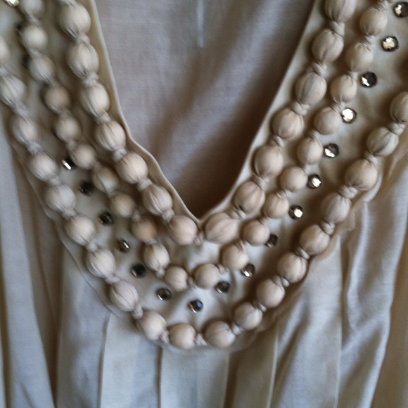 Moda international beige sleeveless shirt NWOT - Picture 2 of 4