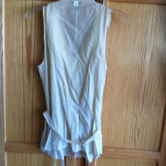 Moda international beige sleeveless shirt NWOT - Picture 3 of 4