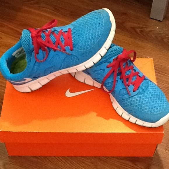 Nike Free Run+2 Blue sneaker w/ magenta details