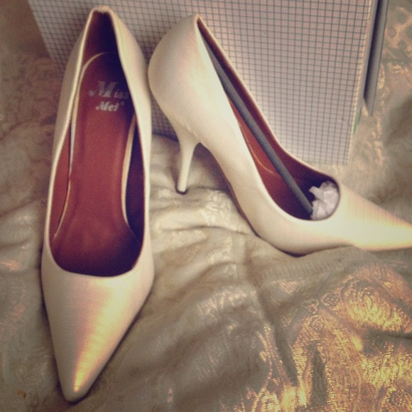 🎀🙀🌹REDUCED Pearl White pumps🙀🌹🎀