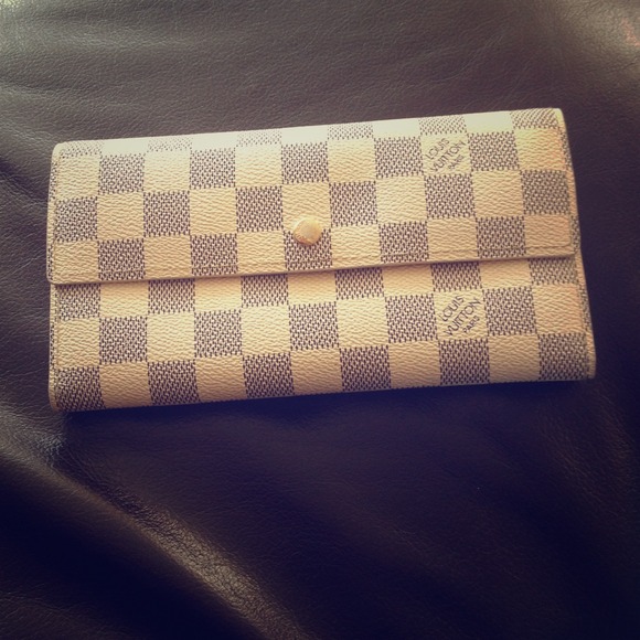 SOLD!!!! Louis Vuitton Sarah Wallet