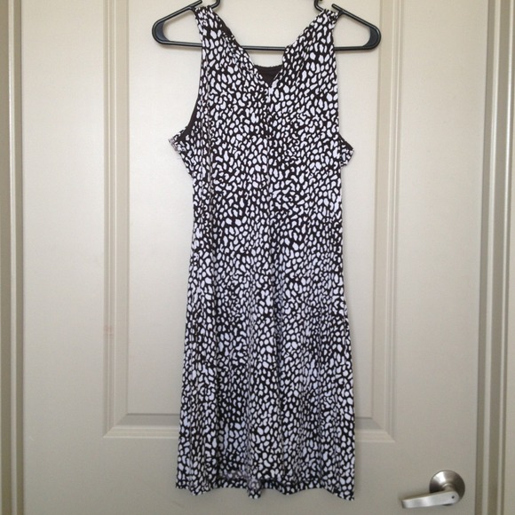 Brown and white patterned dress. - Picture 2 of 4