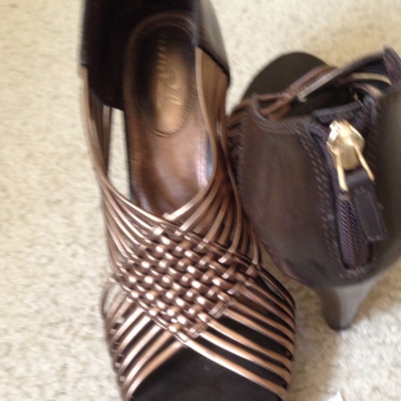 Saucy heel sandles
