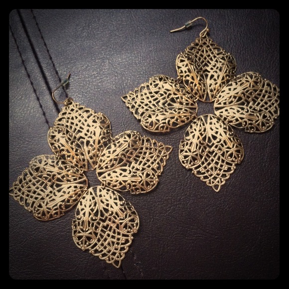 BUNDLED FOR @ezzie214 Gold toned leaf earrings