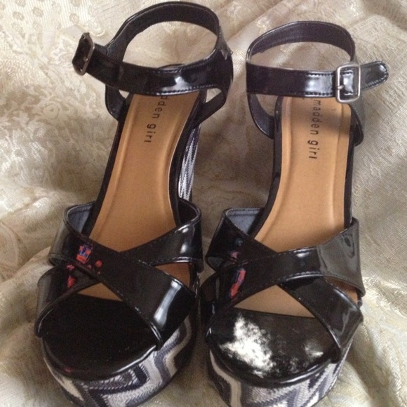 💭💐REDUCED Black patent leather sandals 💐💭